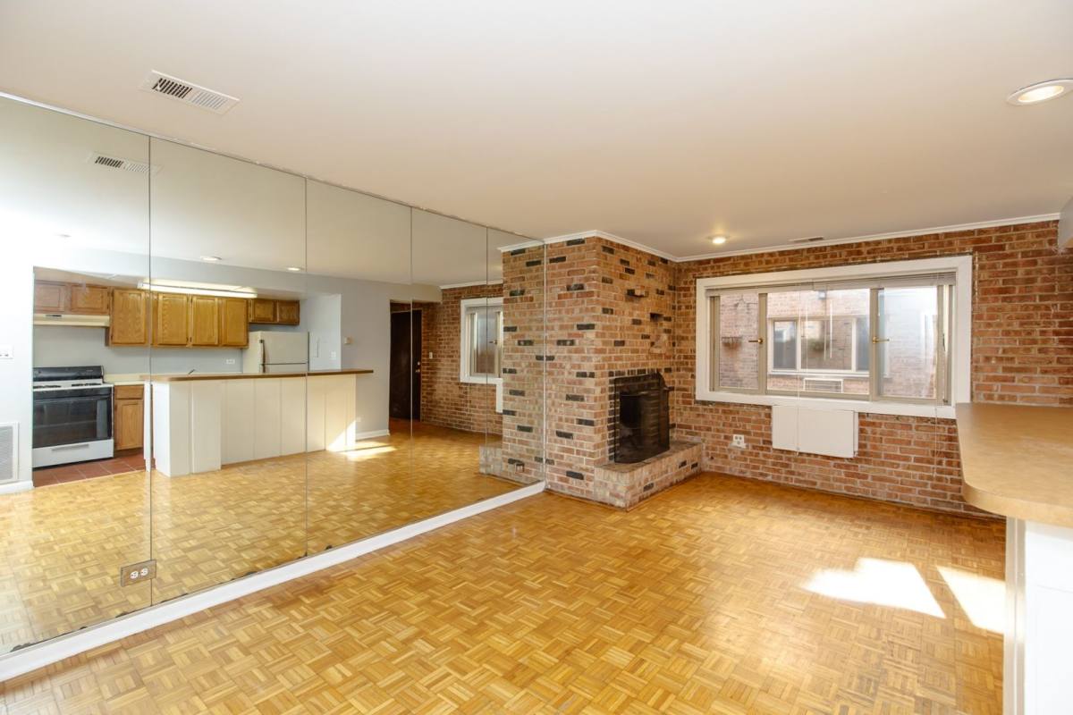 Apartment for rent at 663 W Melrose, Chicago, IL 60657