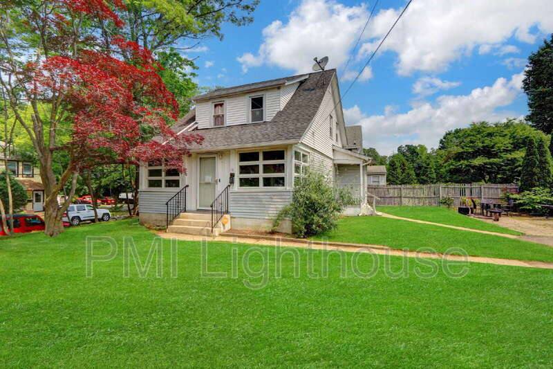 House for rent at 15 Canyon St, Huntington, NY 11743