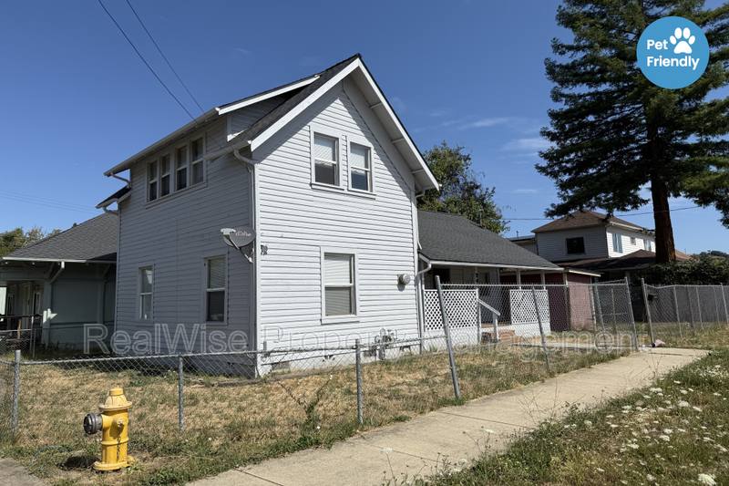 House for rent at 748 SE Parrott St, Roseburg, OR 97470