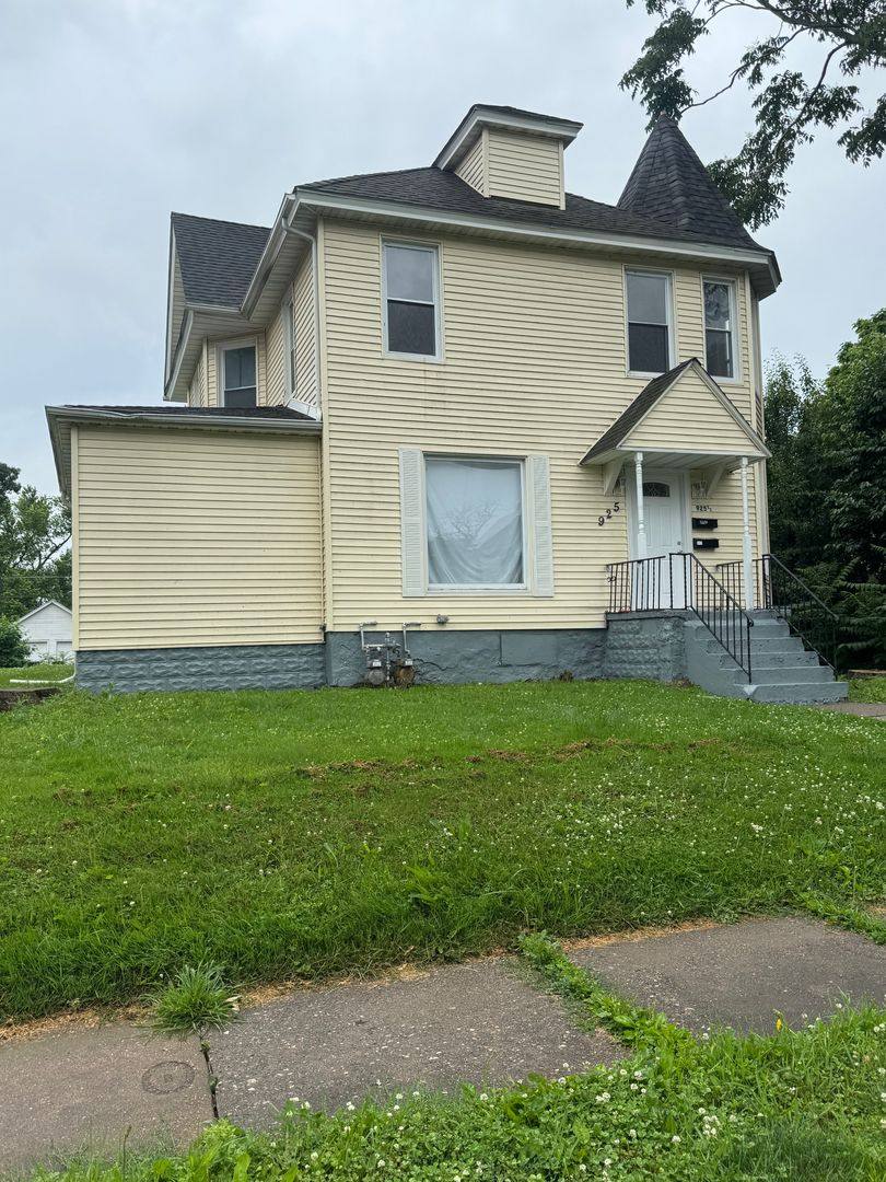 Apartment for rent at 925 E 14th St, Davenport, IA 52803