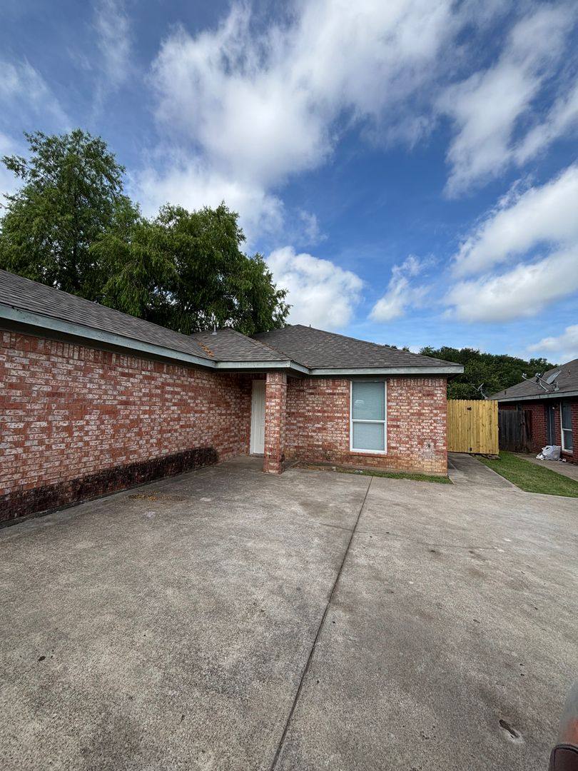 Apartment for rent at 2963 2965 Loving Ave, Fort Worth, TX 76106