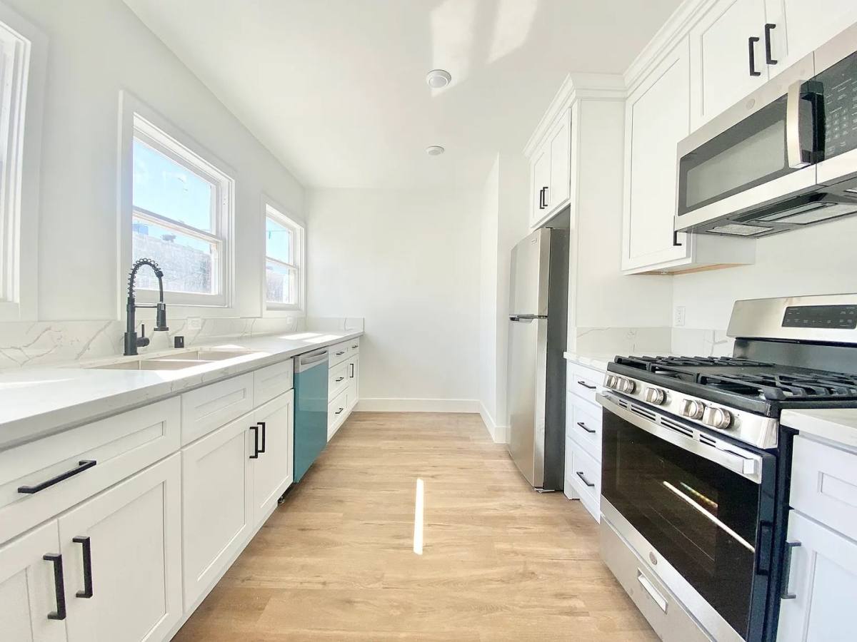 Apartment for rent at 1831 - 1833 1 2 S Oxford Ave, Los Angeles, CA 90006
