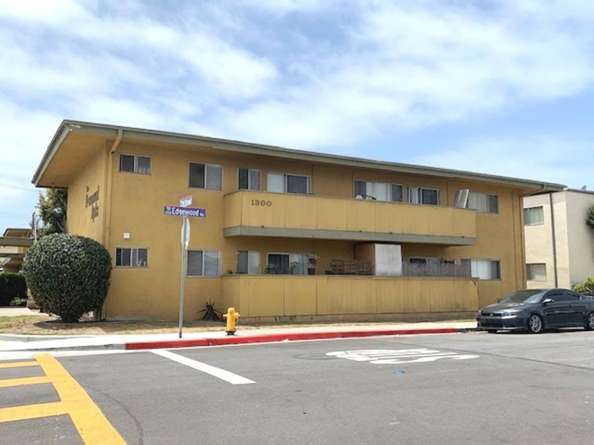 Apartment for rent at 1300 Edgewood Way, Oxnard, CA 93030