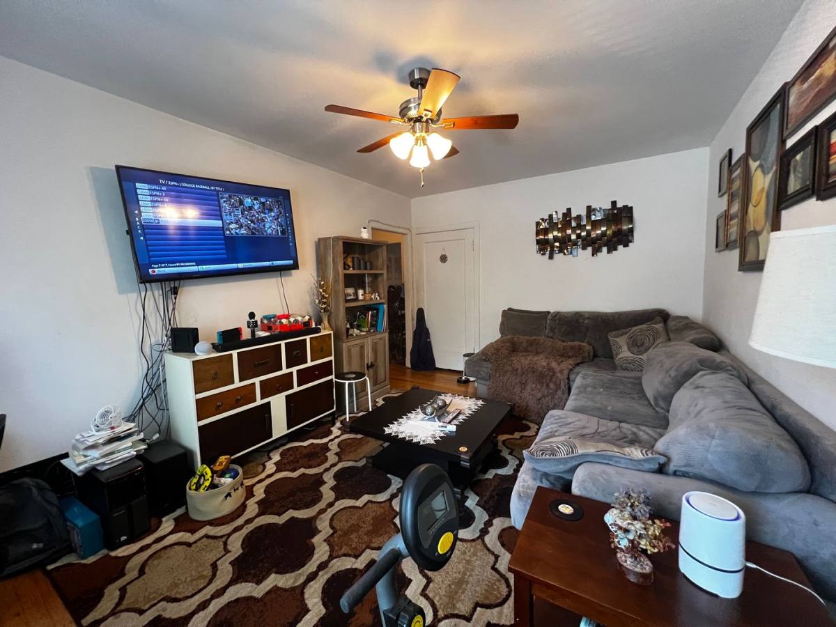 Apartment for rent at 1058 W Cornelia Ave #1, Chicago, IL 60657