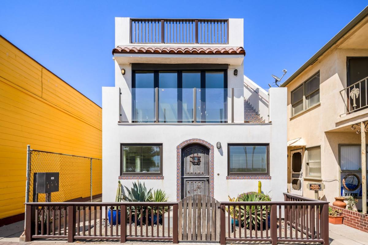 Apartment for rent at 913 Ocean Ave, Seal Beach, CA 90740