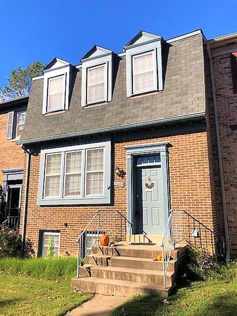 Townhouse for rent at 2722 Shawn Leigh Dr, Vienna, VA 22181