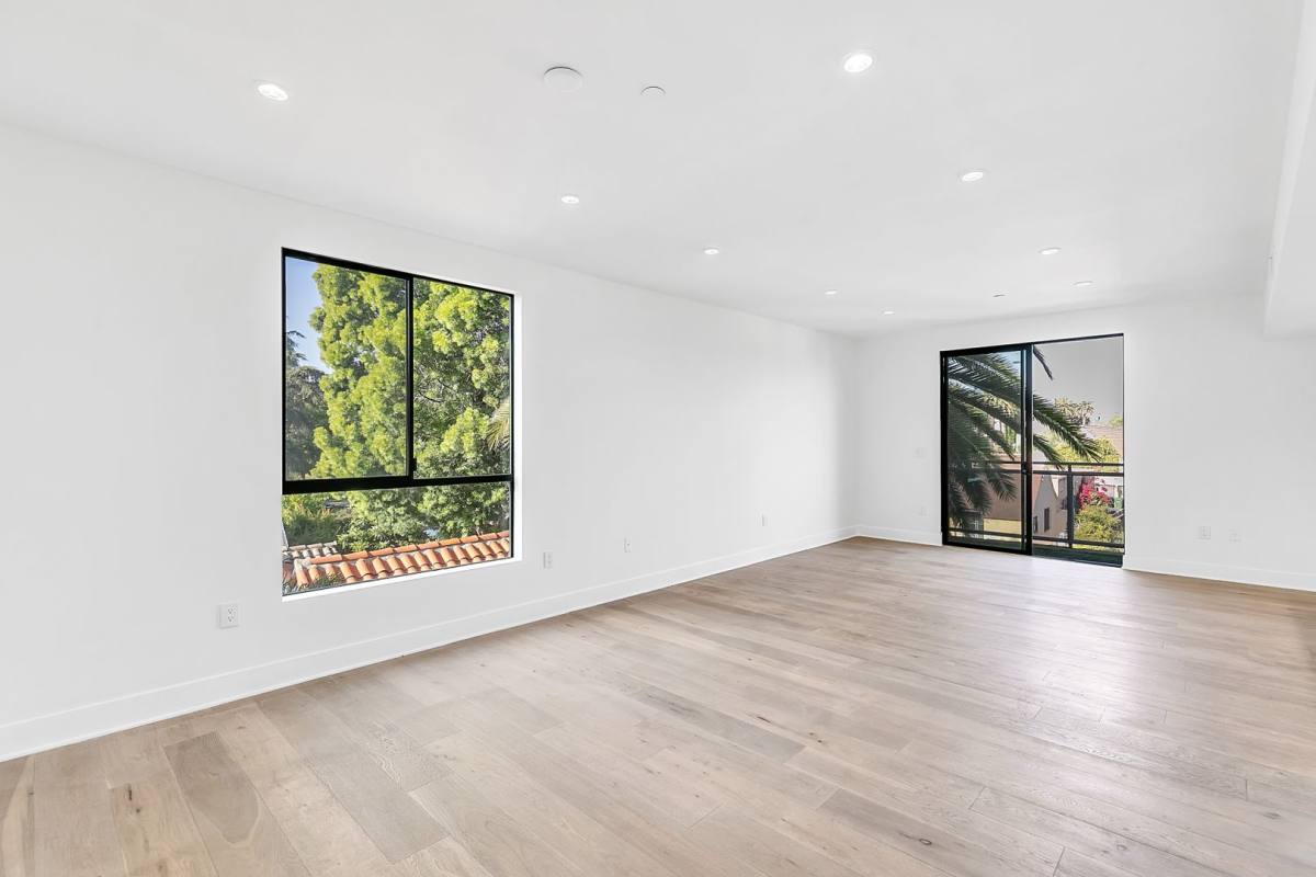 Apartment for rent at 843 N Fuller Ave, Los Angeles, CA 90046