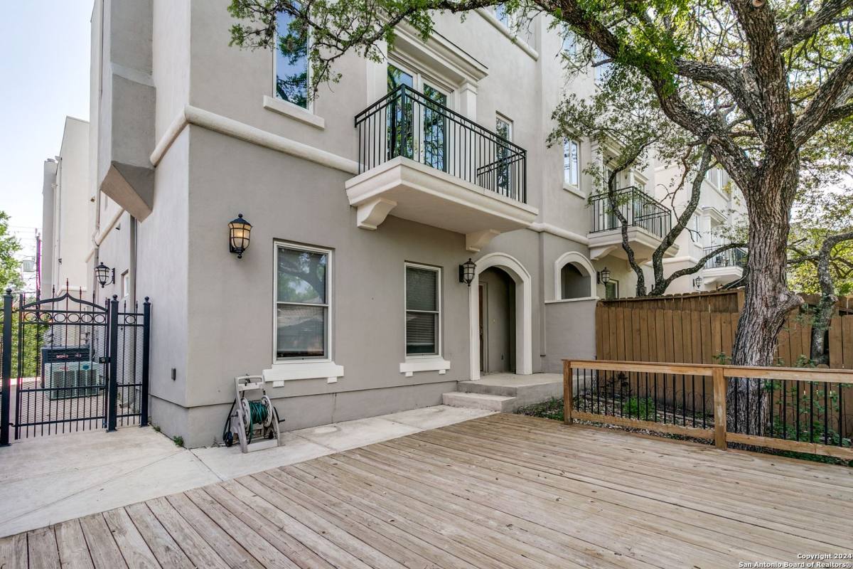 Townhouse for rent at 231 E Mulberry Ave, San Antonio, TX 78212
