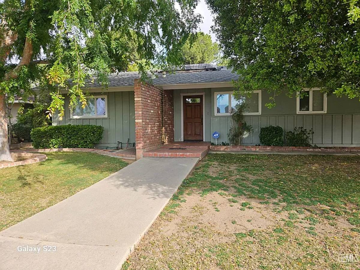 House for rent at 1112 Radcliffe Ave, Bakersfield, CA 93305