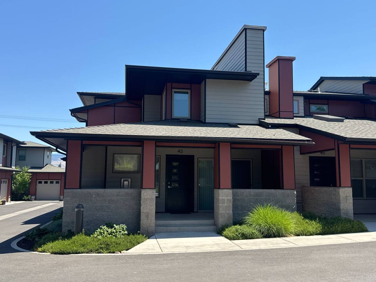 Townhouse for rent at 43 S Mountain Ave, Ashland, OR 97520
