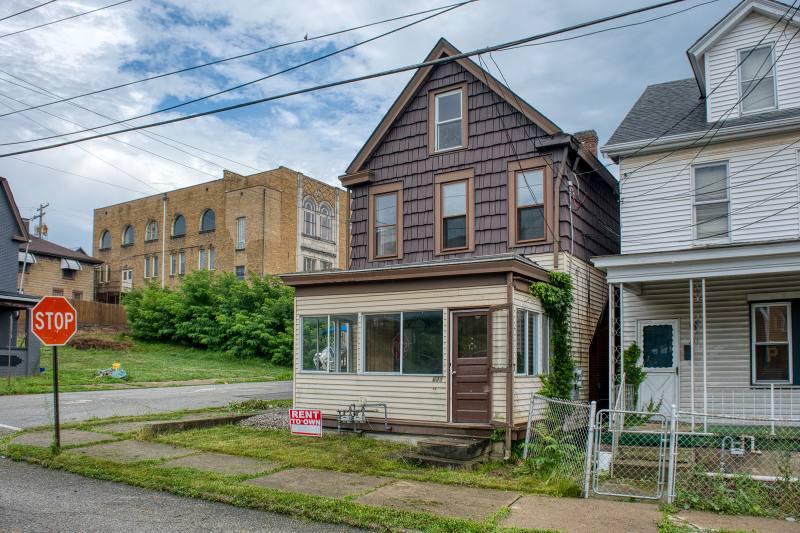 Apartment for rent at 625 Walnut St #1, New Kensington, PA 15068