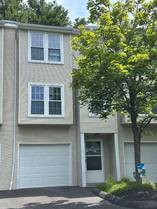 Townhouse for rent at 380 Hitchcock Rd #62, Waterbury, CT 06705