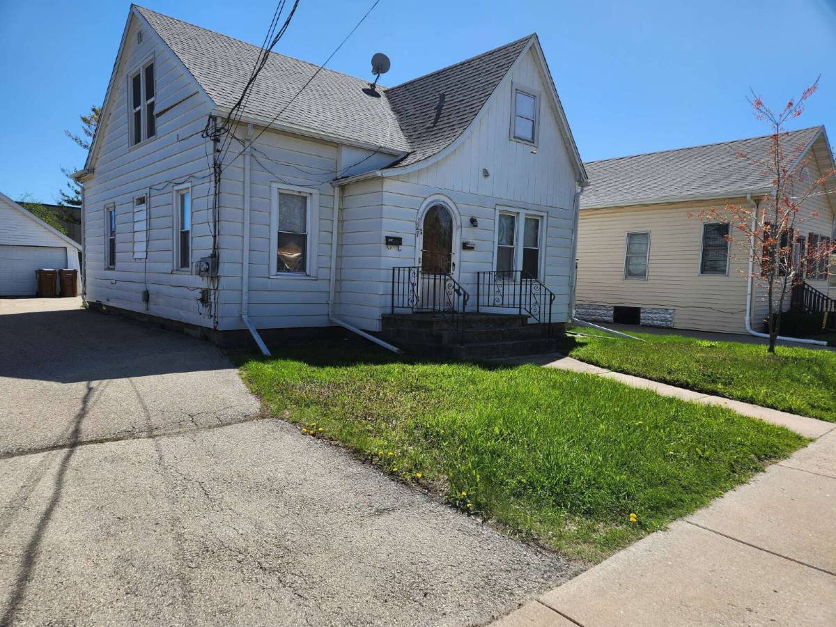 Townhouse for rent at 321 1 2 6th St, Menasha, WI 54952
