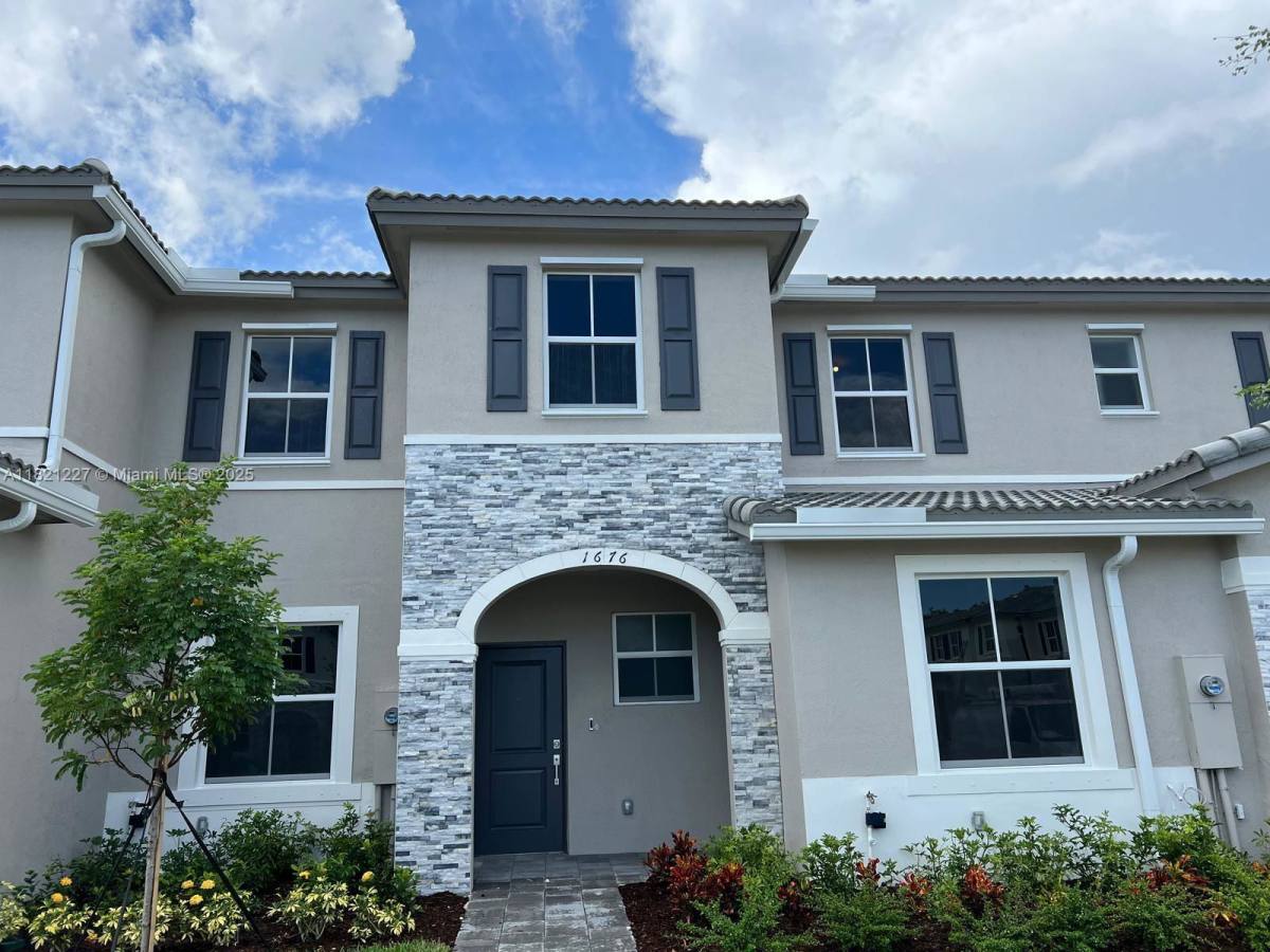 Townhouse for rent at 1676 SE 26th Terrace, Homestead, FL 33035