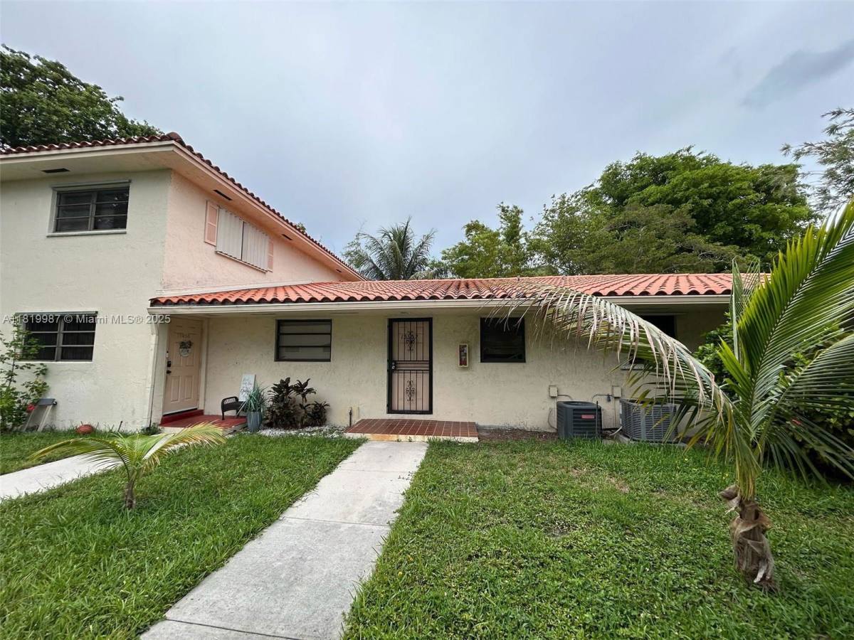 Townhouse for rent at 13952 NE 4th Ave, Miami, FL 33161