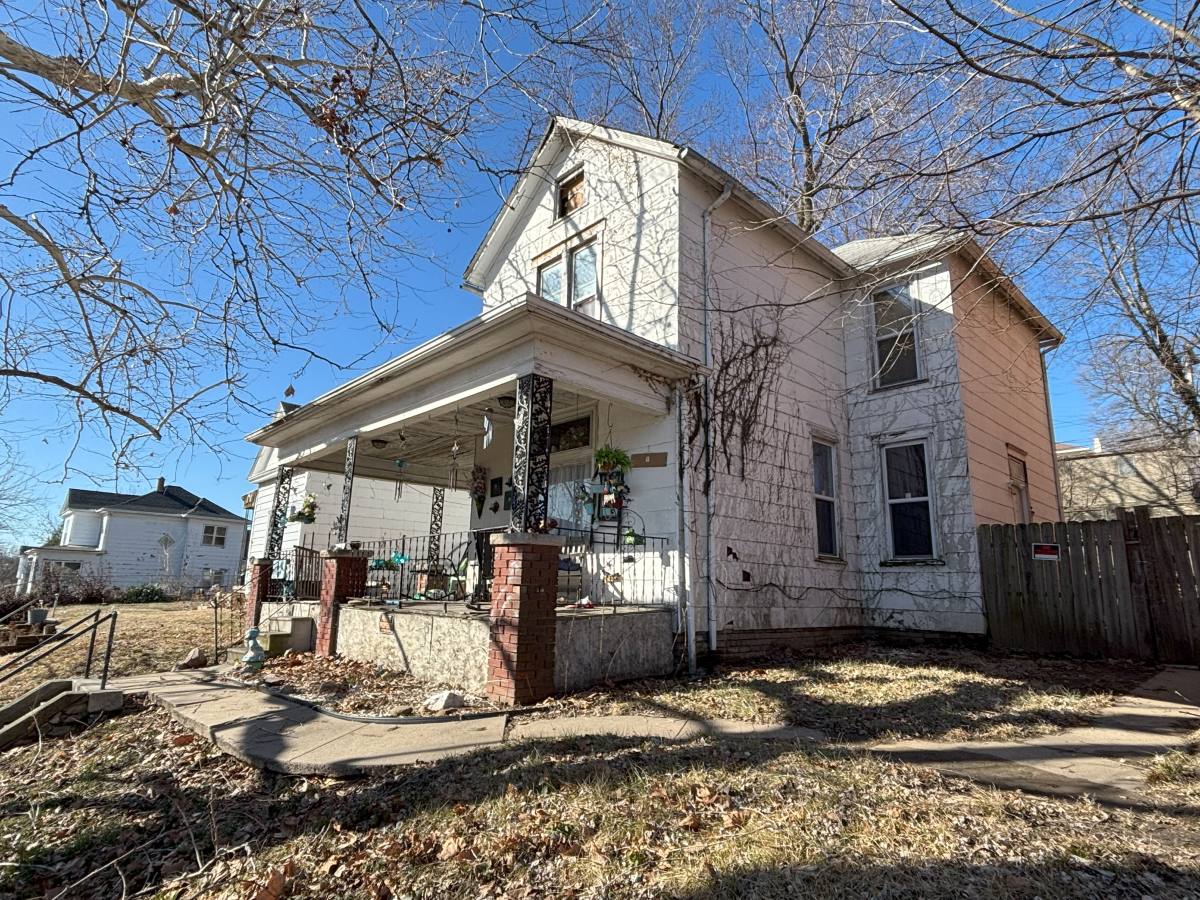 House for rent at 910 S 15th St, Saint Joseph, MO 64503
