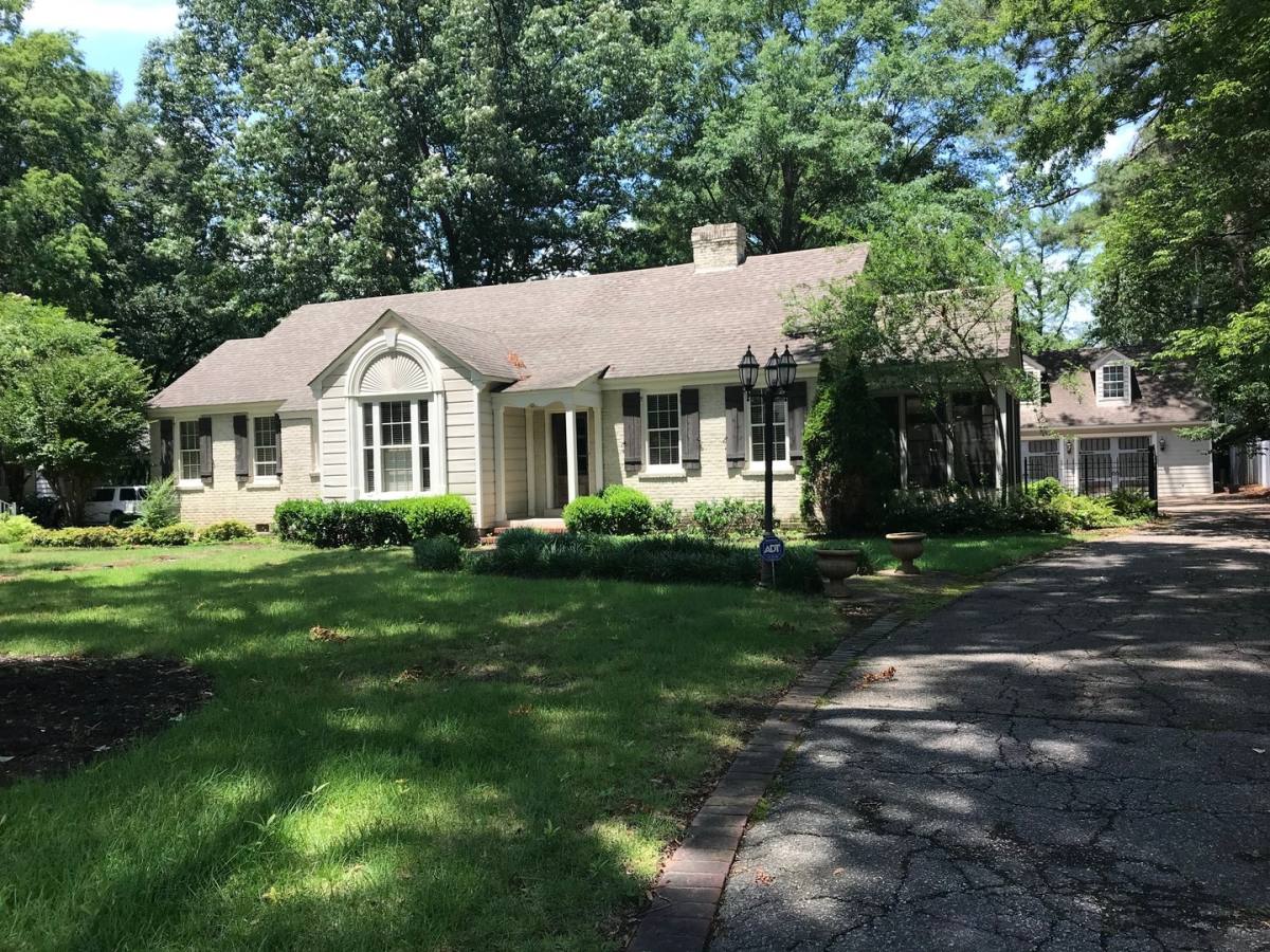 House for rent at 3922 Walnut Grove Rd, Memphis, TN 38111