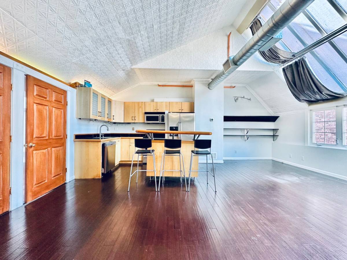 Apartment for rent at 831 Chapel St, New Haven, CT 06511