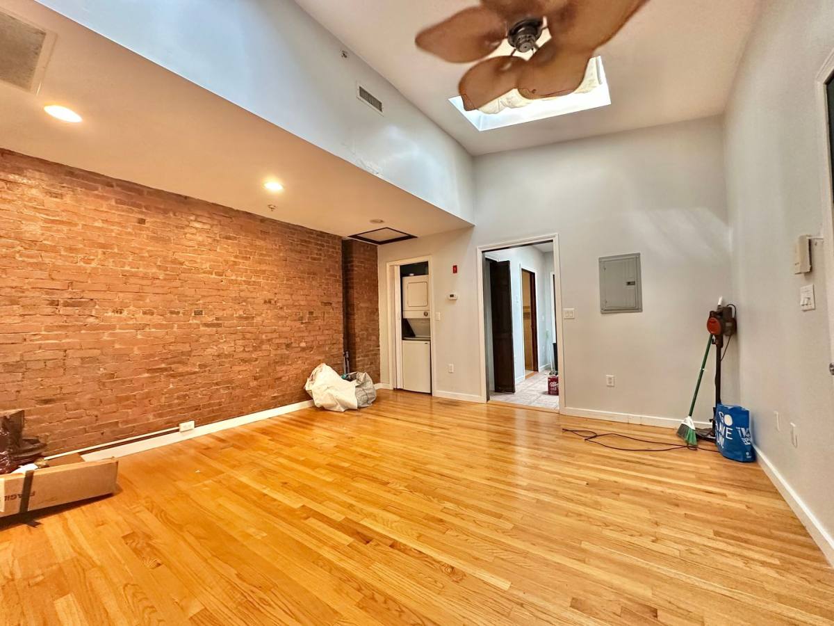 Apartment for rent at 831 Chapel St, New Haven, CT 06511