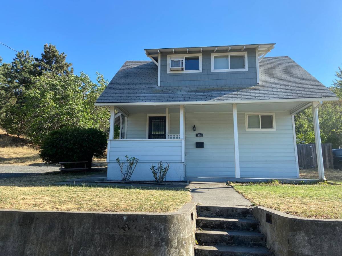 House for rent at 314 E 14th St, The Dalles, OR 97058