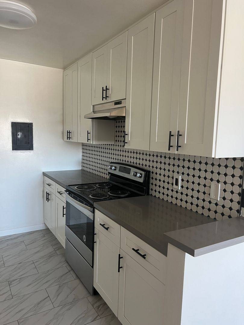 Apartment for rent at 7461 Hazeltineave, Van Nuys, CA 91405