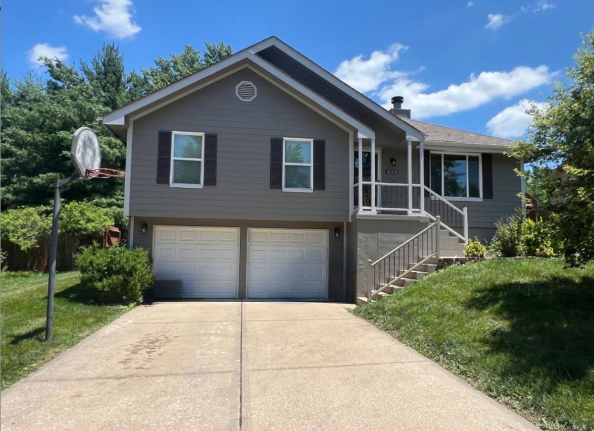 House for rent at 925 NE Carousel Lane, Lees Summit, MO 64086