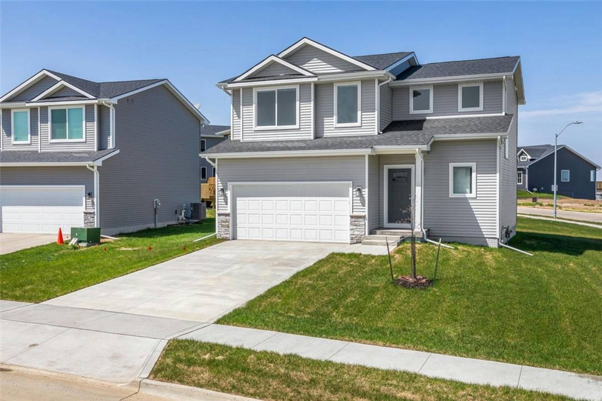 House for rent at 16605 Oakwood Dr, Urbandale, IA 50323