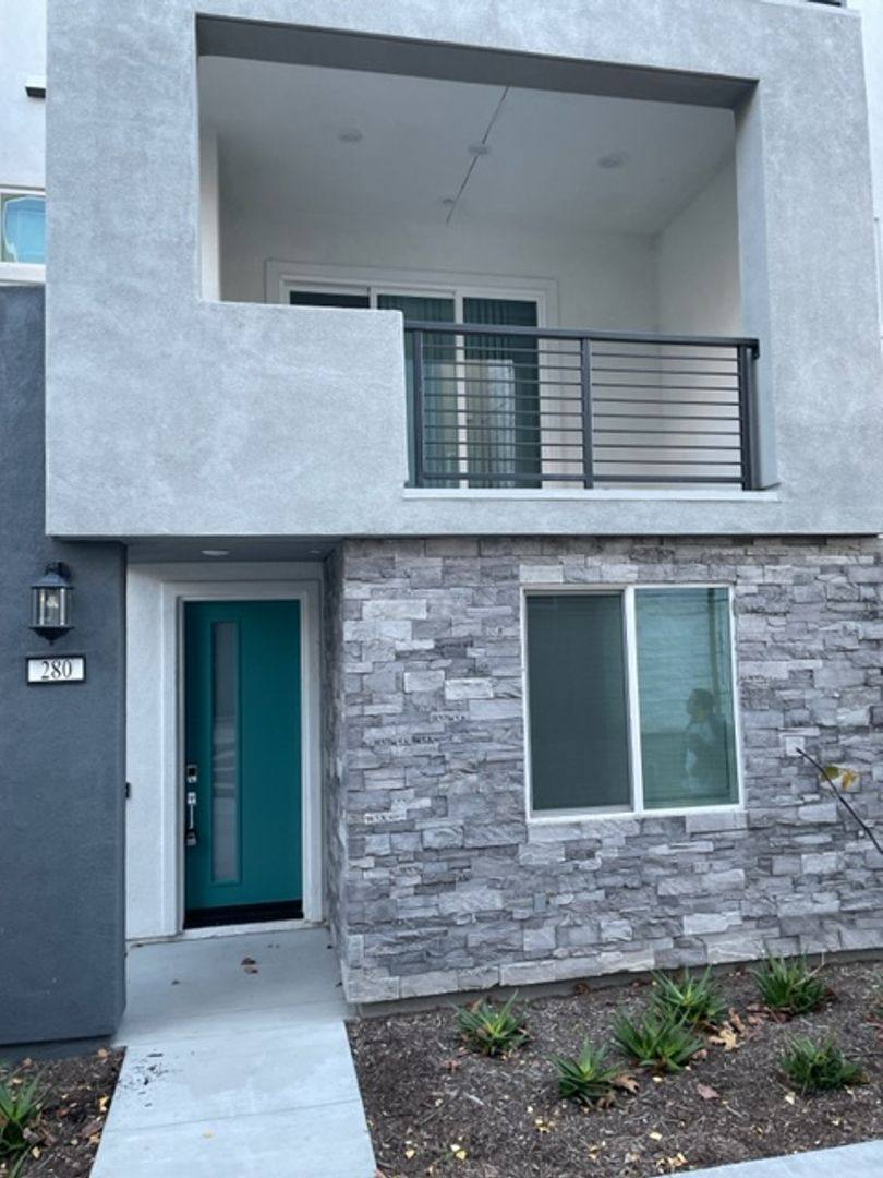 Townhouse for rent at 280 Tank, Irvine, CA 92618