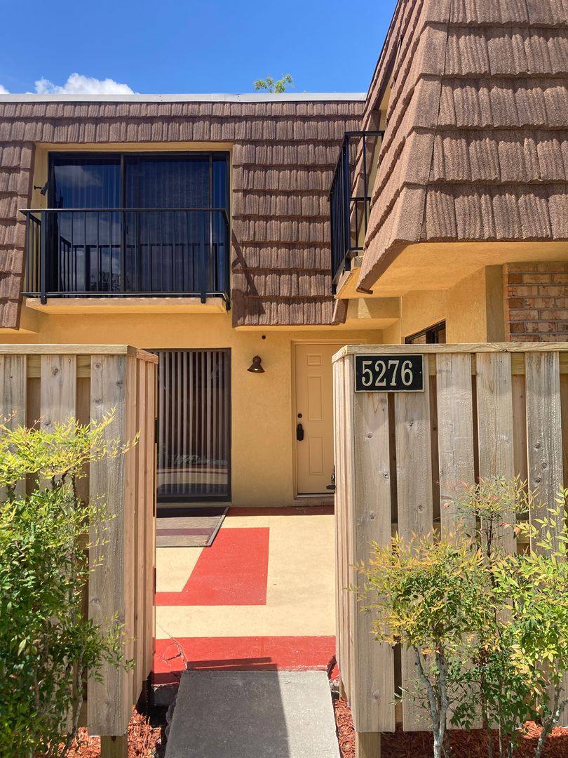 Townhouse for rent at 5276 Brook Court, Orlando, FL 32811