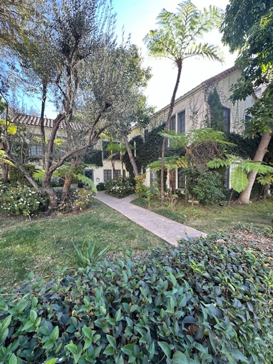 Apartment for rent at 124 Scamden Dr, Beverly Hills, CA 90212