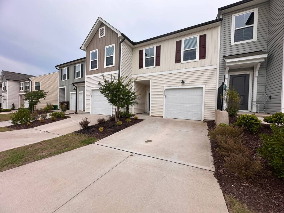 Townhouse for rent at 911 Falls Grove Trail, High Point, NC 27265
