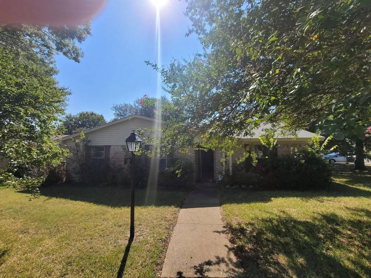 House for rent at 1916 W Rochelle Rd, Irving, TX 75062