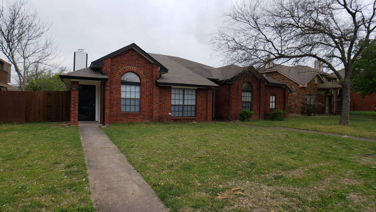 House for rent at 452 Chestnut Lane, Desoto, TX 75115