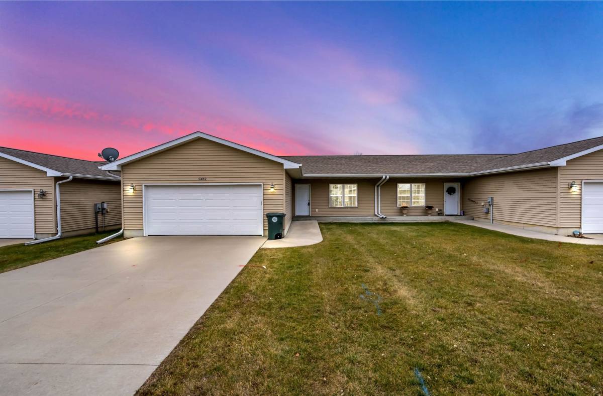 Townhouse for rent at 5480 Summerland Dr, Waterloo, IA 50701