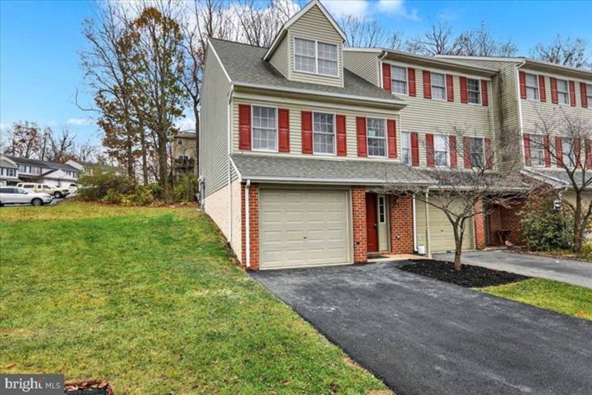 Townhouse for rent at 435 Crosswinds Dr, Lititz, PA 17543