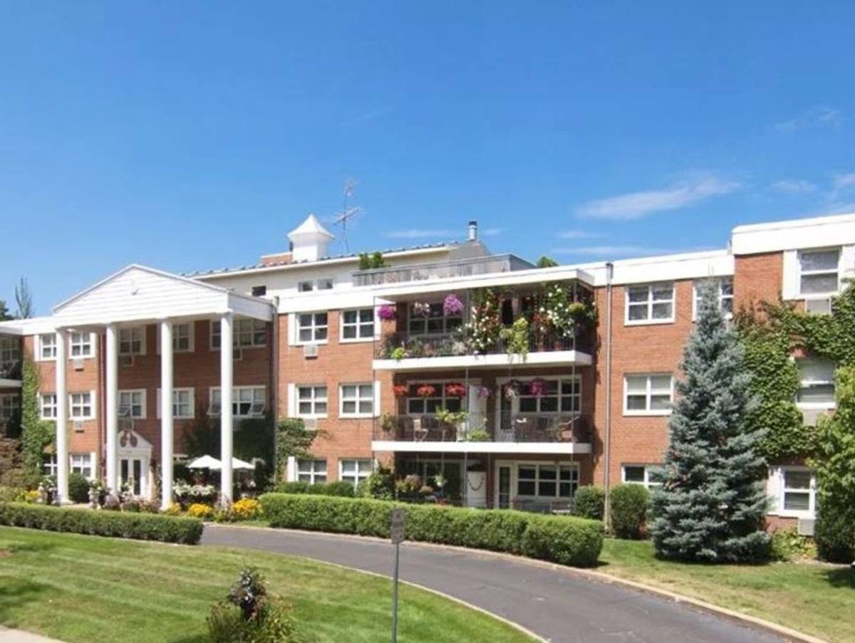 Apartment for rent at 101 Peavey Lane, Wayzata, MN 55391