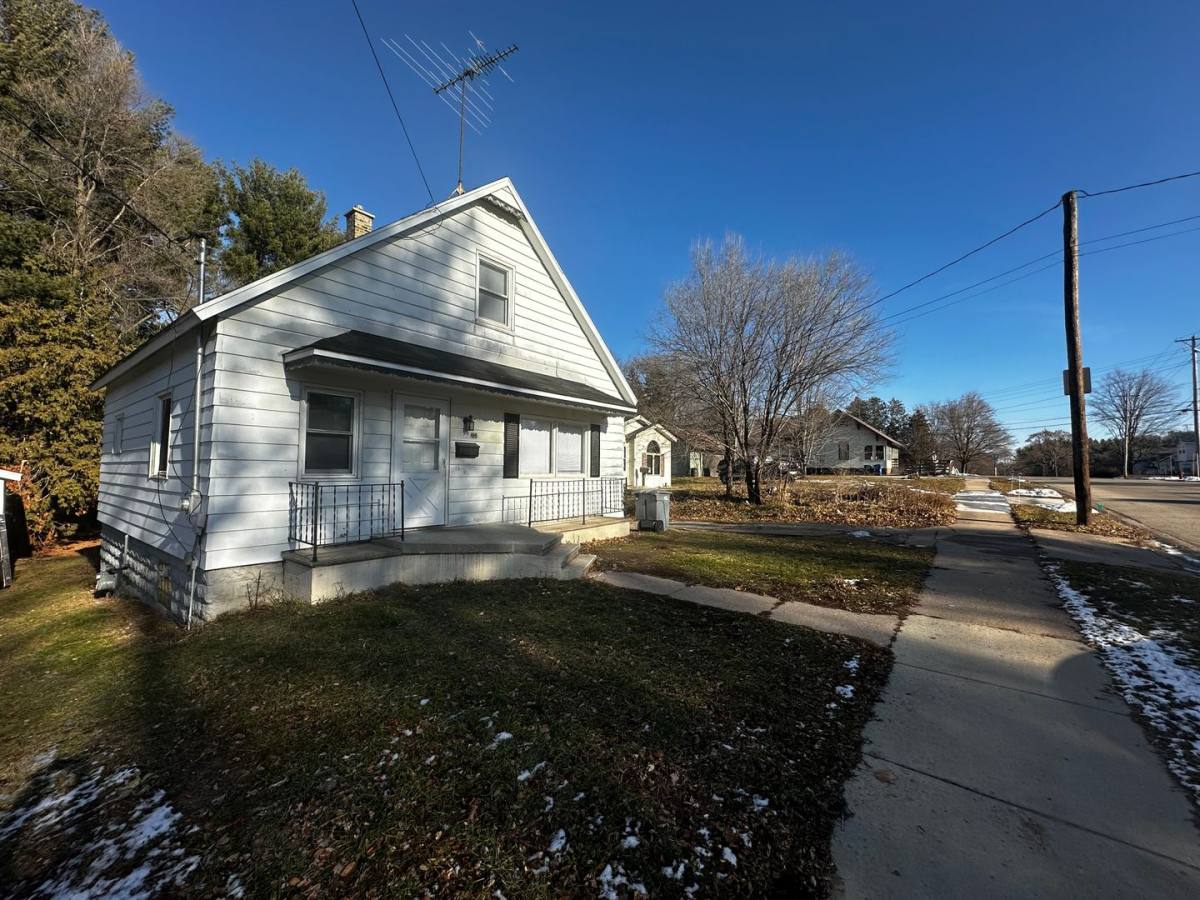 Apartment for rent at 96 Waupaca St, Clintonville, WI 54929