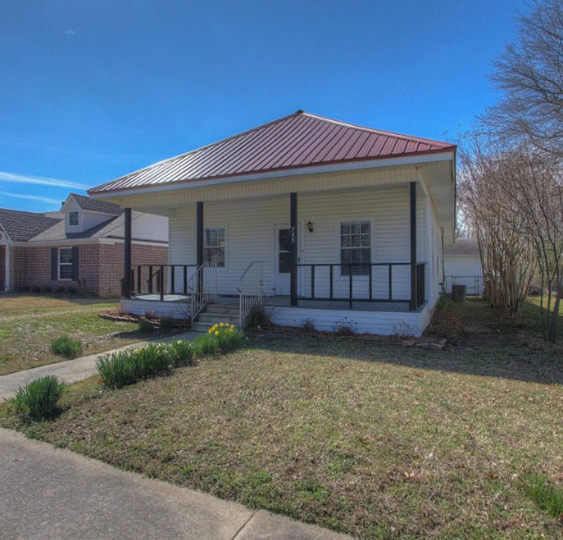 House for rent at 323 E Will Roger Blvd, Claremore, OK 74017