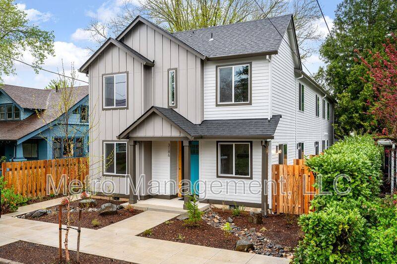 Townhouse for rent at 3182 SE 62nd Ave, Portland, OR 97206