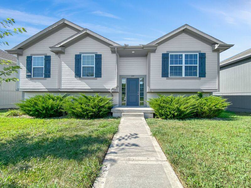 House for rent at 214 Ramblewood Dr, Raymore, MO 64083