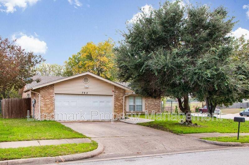 House for rent at 704 Thomas Chapel Dr, Arlington, TX 76014