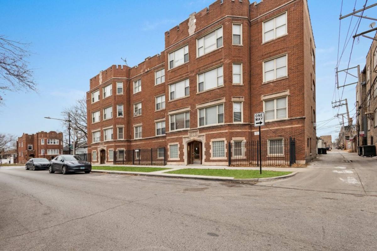 Apartment for rent at 7655 S Yates Blvd, Chicago, IL 60649