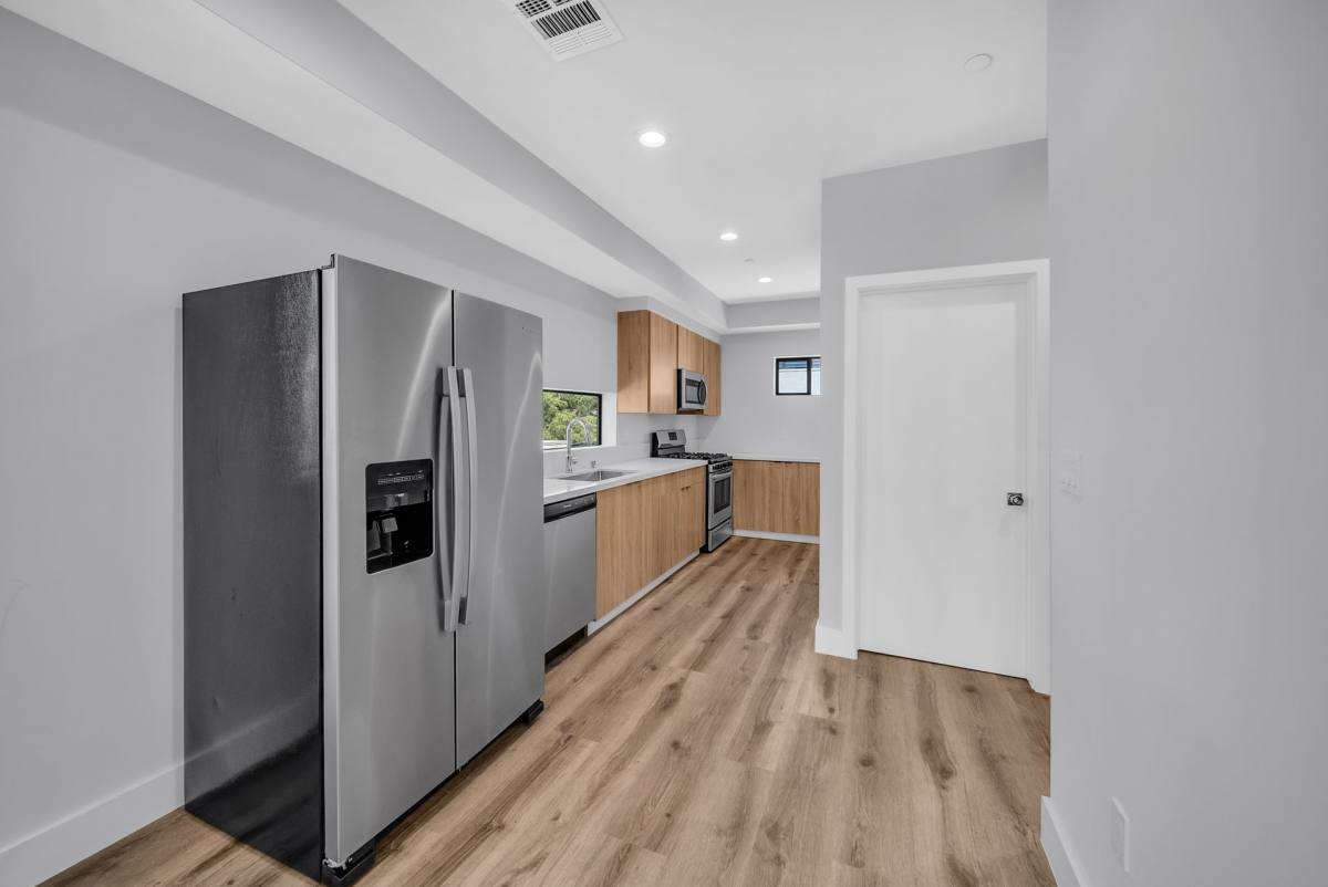 Apartment for rent at 1218 S Magnolia Ave, Los Angeles, CA 90006