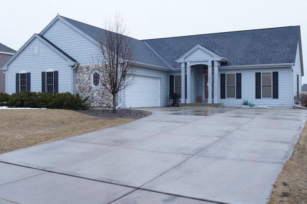 House for rent at 4955 W Devinshire Dr, Franklin, WI 53132