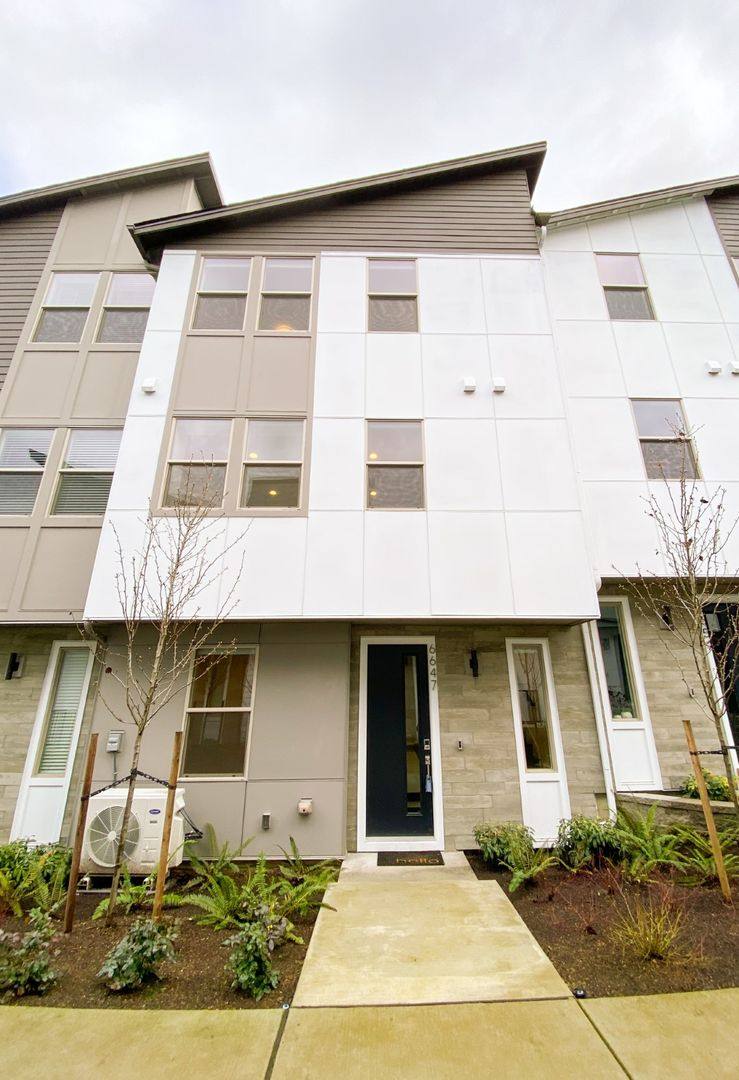 Townhouse for rent at 6647 137th Place SE, Renton, WA 98059