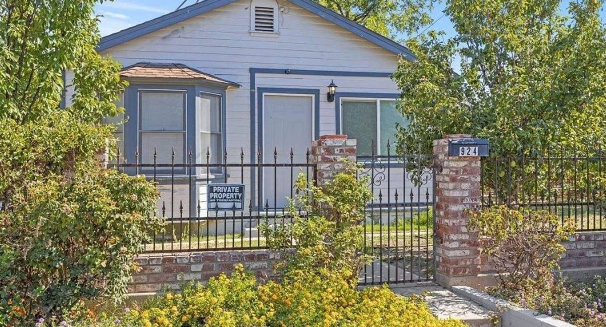 Apartment for rent at 924 Knotts St, Bakersfield, CA 93305