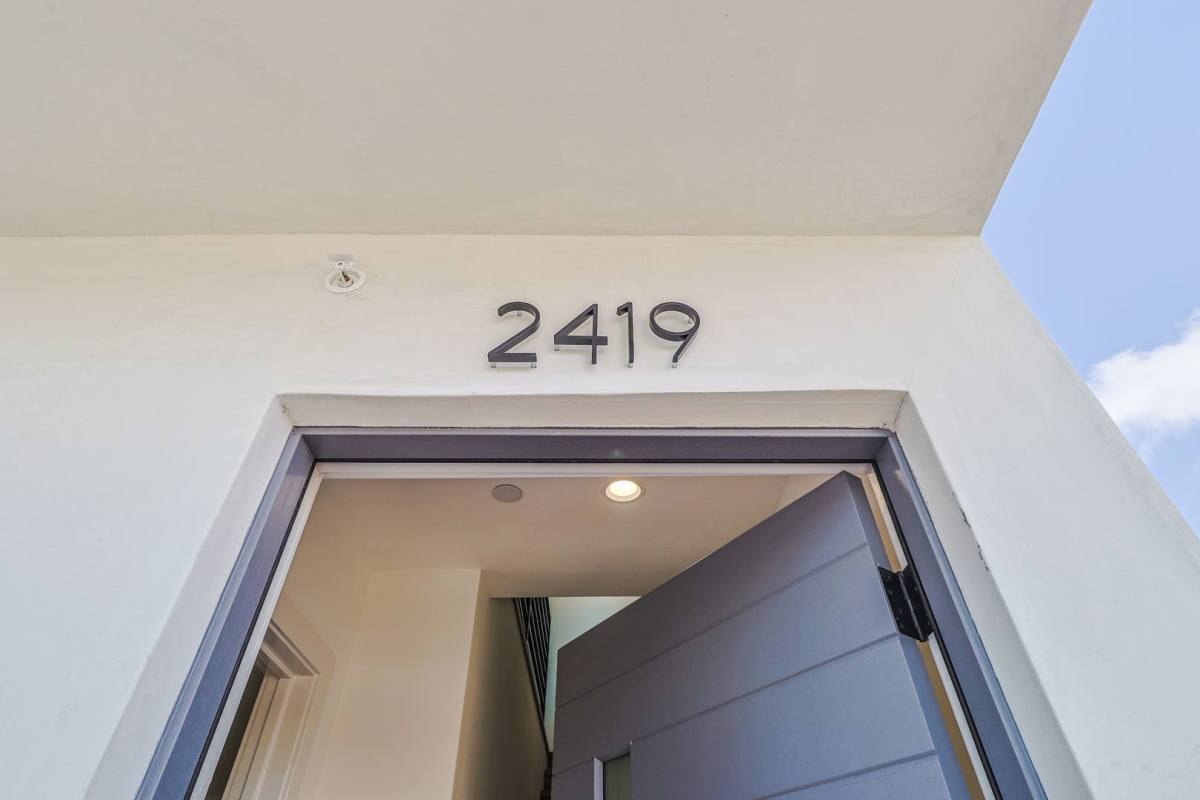 Apartment for rent at 2419 Carmona Ave, Los Angeles, CA 90016