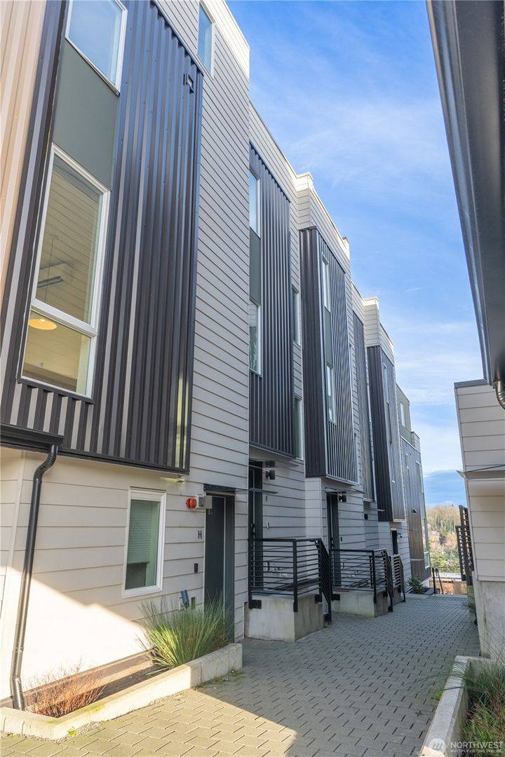 Townhouse for rent at 3088 SW Avalon Way, Seattle, WA 98126
