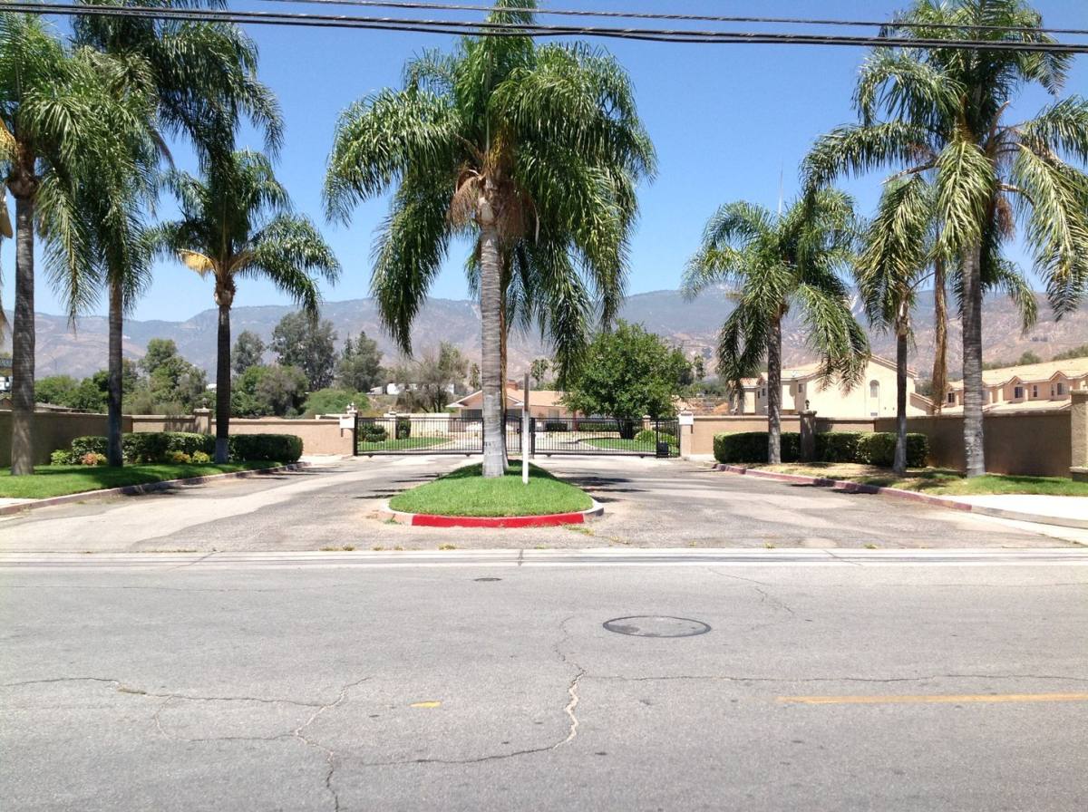 Townhouse for rent at 1420 E Date St, San Bernardino, CA 92404