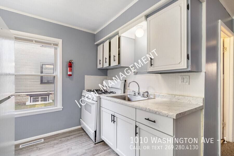 Apartment for rent at 1010 Washington Ave #1, Kalamazoo, MI 49001